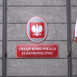 UKE w ekspresowym tempie rozstrzygnął przetarg na obsługę prawną aukcji 5G. Wynik budzi wątpliwości
