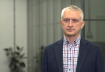 Deweloperzy i właściciele mieszkań z rynku wtórnego zaczynają obniżać ceny nieruchomości. Mniejszy popyt będzie się utrzymywał w kolejnych kwartałach